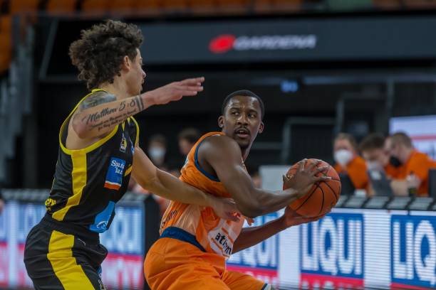 的防守为球 的防守为球