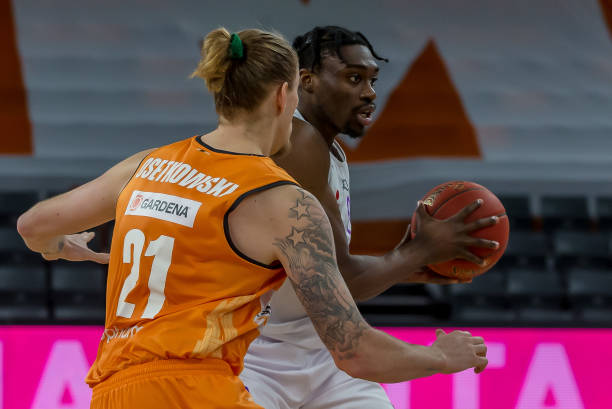 在短短三个 在短短三个